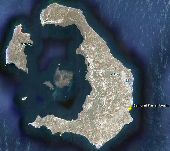 2010-06-05_210058.jpg - Santorini er en lille ø på størrelse med Tåsinge.Vi boede tæt på stranden Kamari Beach, ved den gule markeringsnål.Om sommeren bor der masser af mennesker, men om vinteren siges det at der kun er omkring 100 indbyggere. 