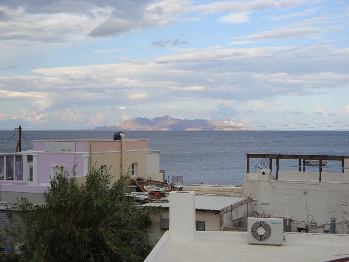 DSC02502.JPG - Øen i baggrunden hedder Anafi og det gør byen som man kan se helt ude til højre vist nok også