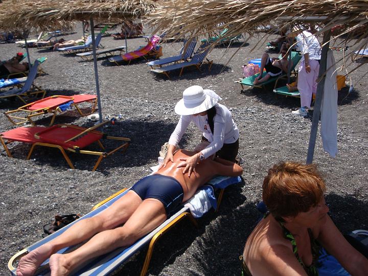 DSC02587.JPG - Her er Flemming Jensen ved at få massage på stranden, det myldrede med små kinesiske massører så det blev til mange massagetilbud hver eneste dag