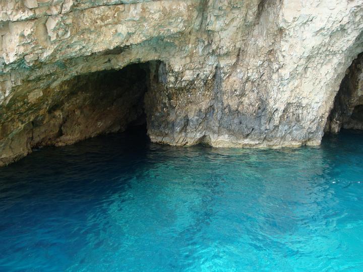 024.JPG - på grund af nogle helt specielle vandspejlinger op mod grotterne så vandet fantastisk blåt ud