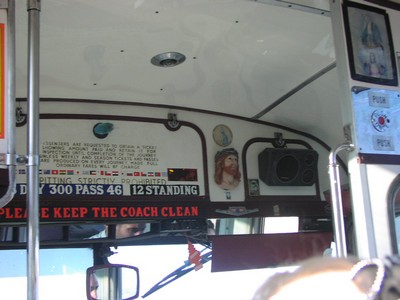 12.JPG - Chaufføren sætter sit personlige præg på bussen, mange af busserne er kasserede engelse busser