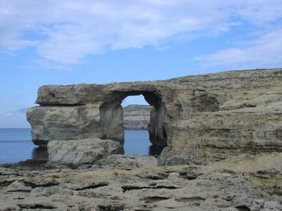 18.JPG - Åbningen kaldes "Det blå vindue", og er skabt af havet der har tæret af klippen