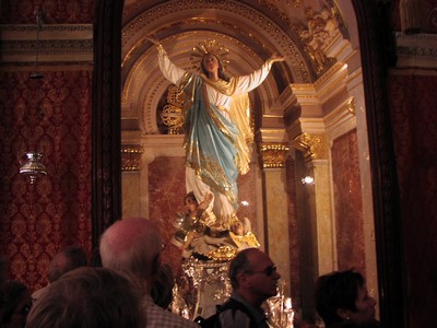20.JPG - Stor porcelæns Jomfru Maria figur, der vejer 900 kg, men den bæres, trods vægten, i procession gennem byen en gang om året