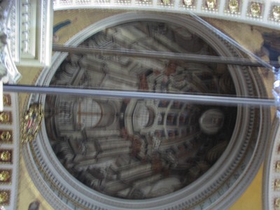 23.JPG - Kirken, der er bygget sammen med Citadellet, kaldes "den kuppelløse kuppelkirke", her står vi lige under kuppelmaleriet og kan se "bedraget"